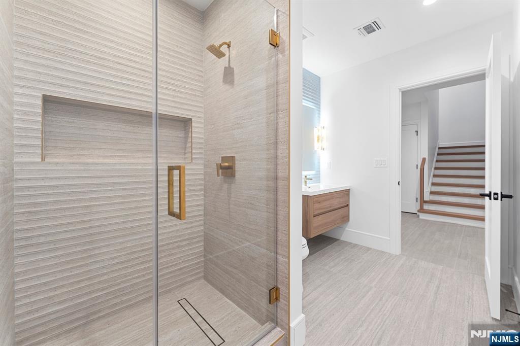 Paramus, New Jersey, 07652, United States, 6 Bedrooms Bedrooms, ,7 BathroomsBathrooms,Residential,Active,2008255