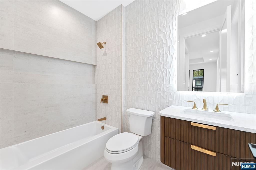 Paramus, New Jersey, 07652, United States, 6 Bedrooms Bedrooms, ,7 BathroomsBathrooms,Residential,Active,1968119