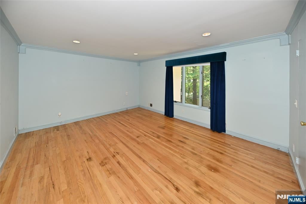 Englewood Cliffs, New Jersey, 07632, United States, 5 Bedrooms Bedrooms, ,4 BathroomsBathrooms,Residential,Active,1929465