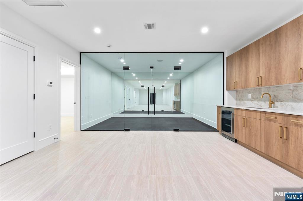 Paramus, New Jersey, 07652, United States, 6 Bedrooms Bedrooms, ,7 BathroomsBathrooms,Residential,Active,2008255