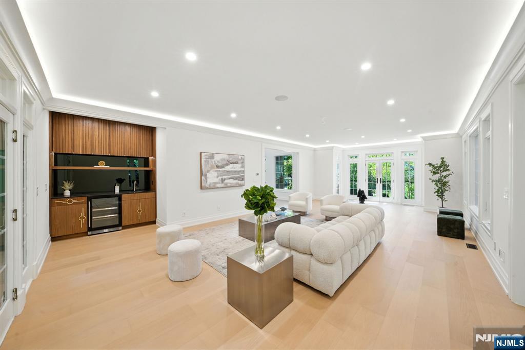 Tenafly, New Jersey, 07670, United States, 6 Bedrooms Bedrooms, ,7 BathroomsBathrooms,Residential,Active,1927680