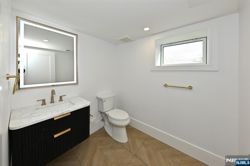 River Edge, New Jersey, 07661, United States, 5 Bedrooms Bedrooms, ,6 BathroomsBathrooms,Residential,Active,2014946