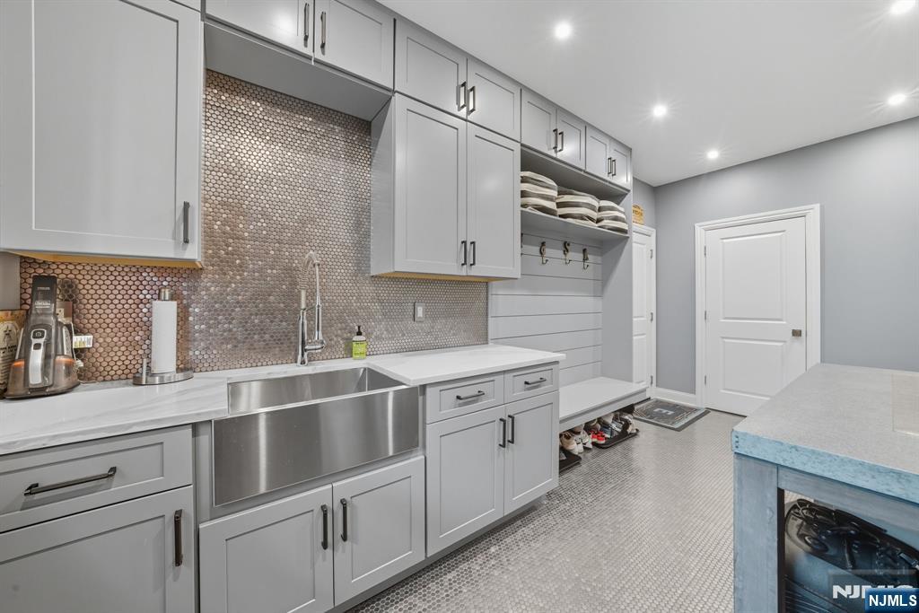 Tenafly, New Jersey, 07670, United States, 5 Bedrooms Bedrooms, ,7 BathroomsBathrooms,Residential,Active,1963399