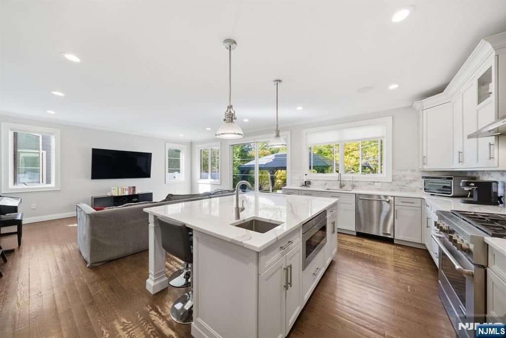 Tenafly, New Jersey, 07670, United States, 5 Bedrooms Bedrooms, ,5 BathroomsBathrooms,Residential,Active,1970990