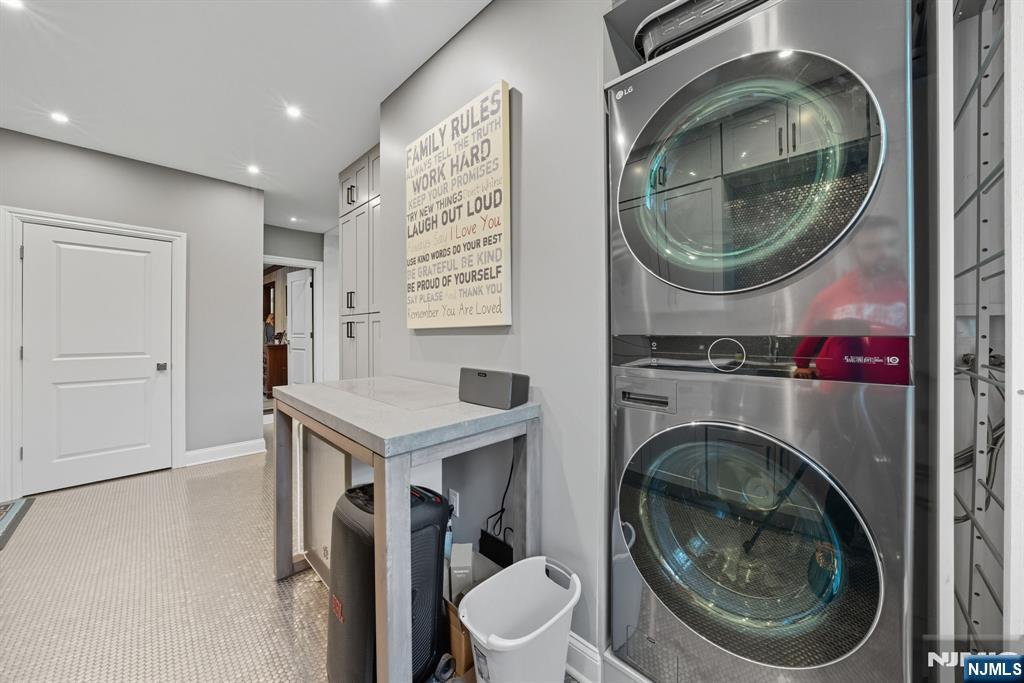 Tenafly, New Jersey, 07670, United States, 5 Bedrooms Bedrooms, ,7 BathroomsBathrooms,Residential,Active,1963399