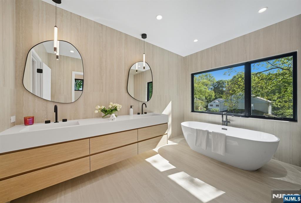 Tenafly, New Jersey, 07670, United States, 6 Bedrooms Bedrooms, ,6 BathroomsBathrooms,Residential,Active,1942348