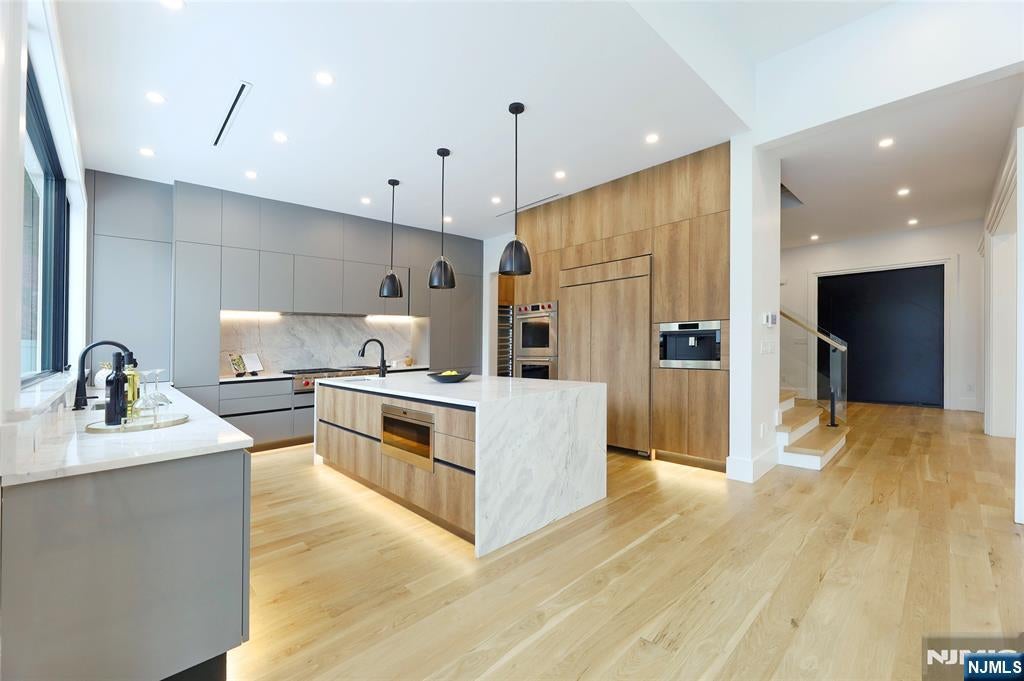 Tenafly, New Jersey, 07670, United States, 6 Bedrooms Bedrooms, ,7 BathroomsBathrooms,Residential,Active,1952304