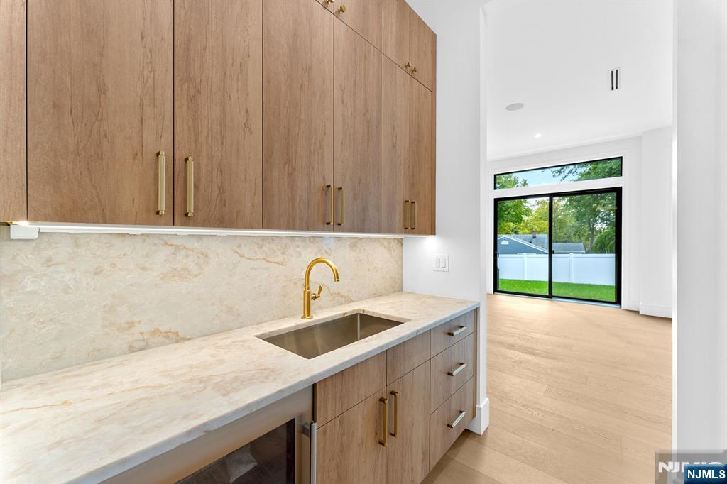 Paramus, New Jersey, 07652, United States, 6 Bedrooms Bedrooms, ,7 BathroomsBathrooms,Residential,Active,1968119