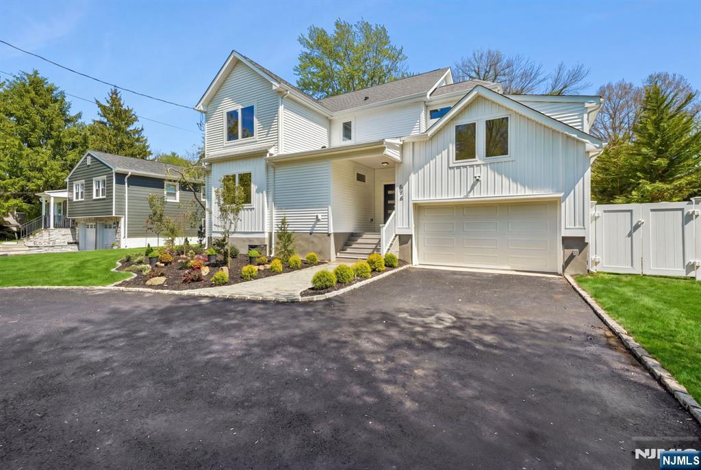 Millburn, New Jersey, 07078, United States, 5 Bedrooms Bedrooms, ,4 BathroomsBathrooms,Residential,Active,2044164