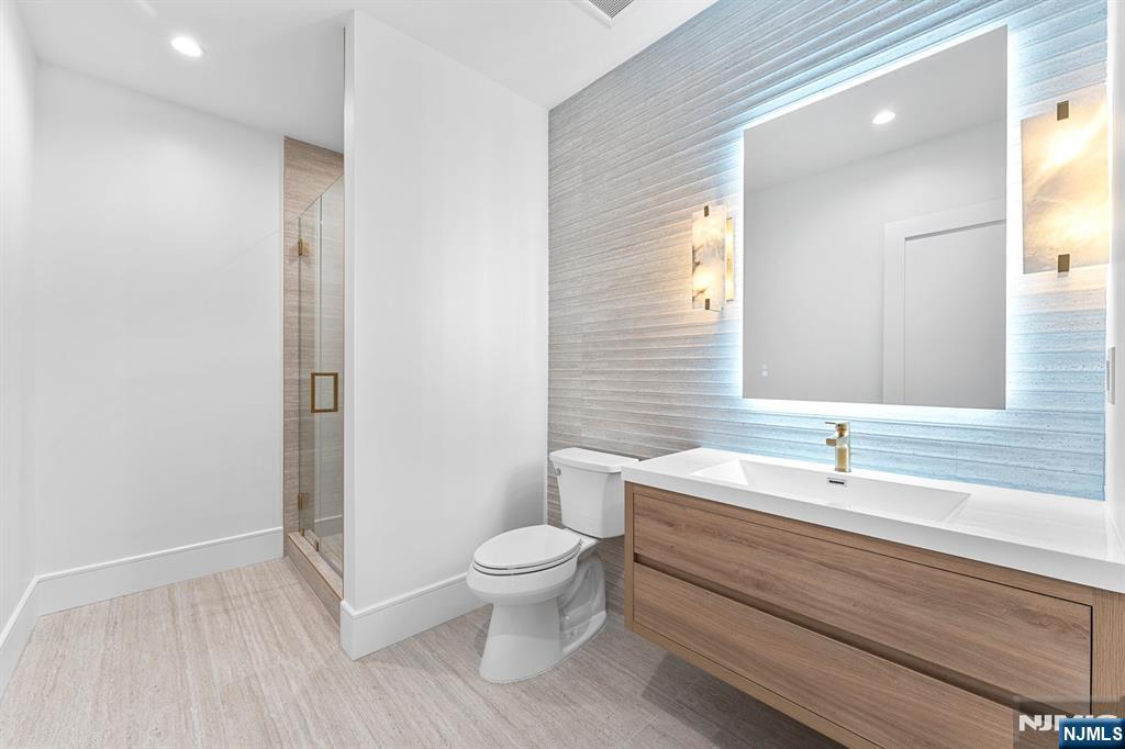 Paramus, New Jersey, 07652, United States, 6 Bedrooms Bedrooms, ,7 BathroomsBathrooms,Residential,Active,1968119