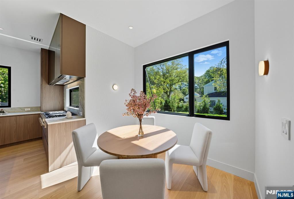 Tenafly, New Jersey, 07670, United States, 6 Bedrooms Bedrooms, ,6 BathroomsBathrooms,Residential,Active,1942348