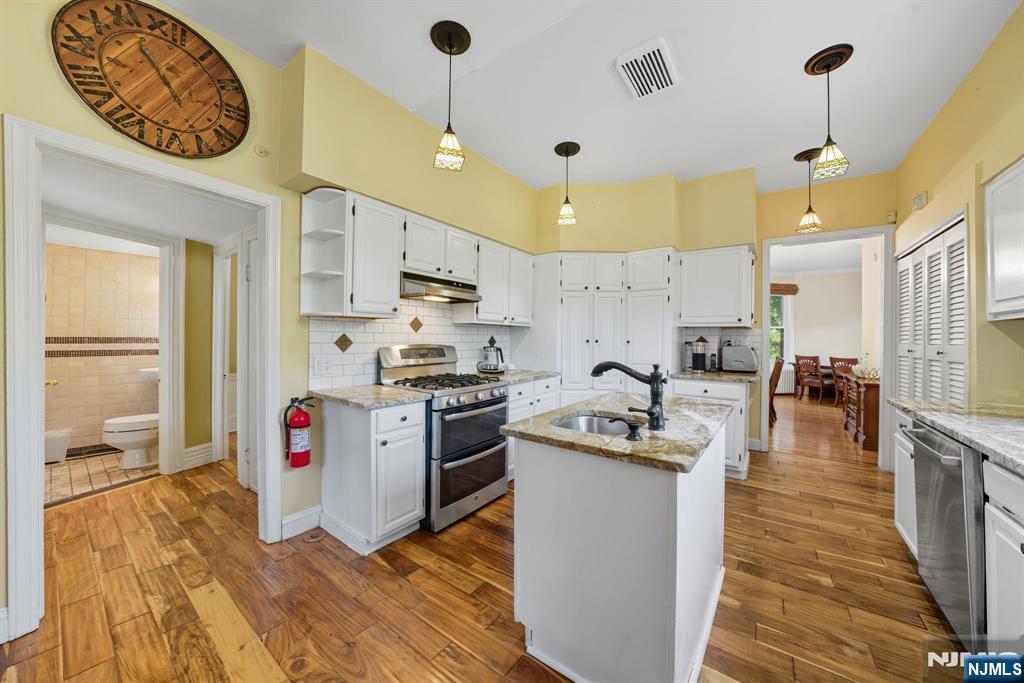 Tenafly, New Jersey, 07670, United States, 6 Bedrooms Bedrooms, ,4 BathroomsBathrooms,Residential,Active,1945075