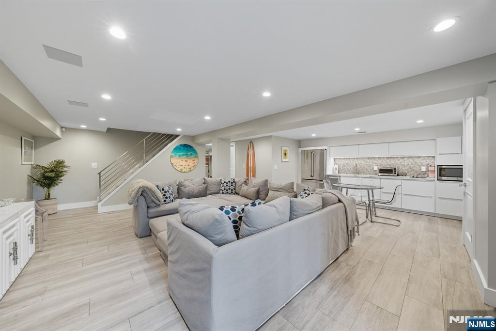 Tenafly, New Jersey, 07670, United States, 5 Bedrooms Bedrooms, ,7 BathroomsBathrooms,Residential,Active,1963399