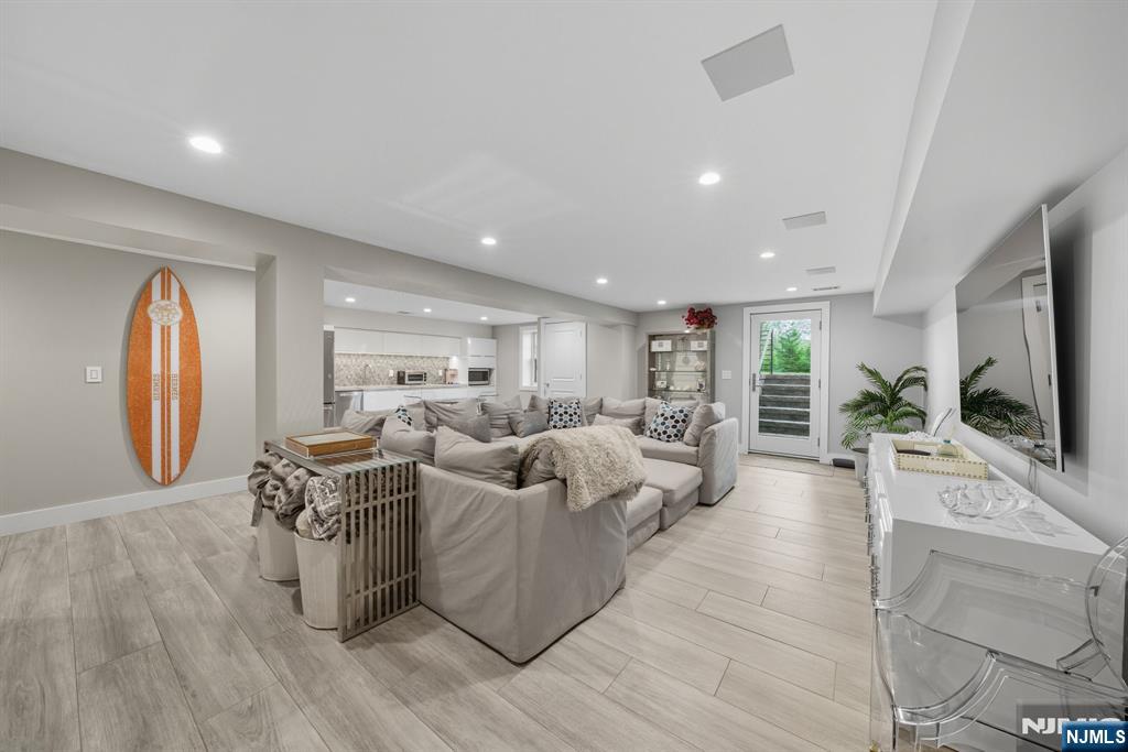 Tenafly, New Jersey, 07670, United States, 5 Bedrooms Bedrooms, ,7 BathroomsBathrooms,Residential,Active,1963399