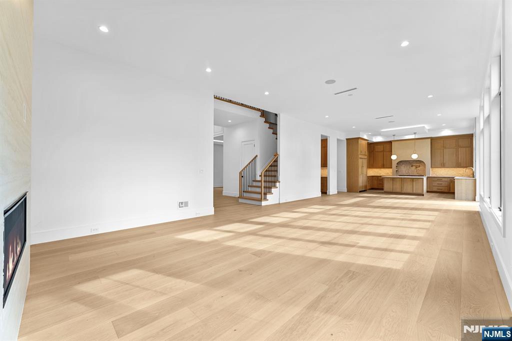 Paramus, New Jersey, 07652, United States, 6 Bedrooms Bedrooms, ,7 BathroomsBathrooms,Residential,Active,2008255