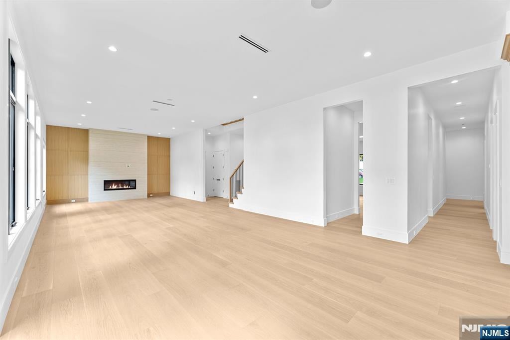 Paramus, New Jersey, 07652, United States, 6 Bedrooms Bedrooms, ,7 BathroomsBathrooms,Residential,Active,1968119