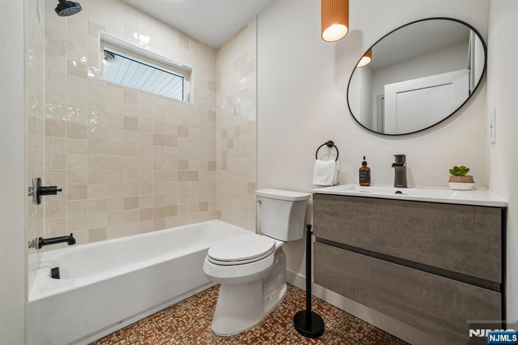 Millburn, New Jersey, 07078, United States, 5 Bedrooms Bedrooms, ,4 BathroomsBathrooms,Residential,Active,2044164
