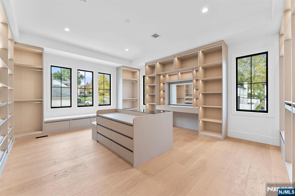 Paramus, New Jersey, 07652, United States, 6 Bedrooms Bedrooms, ,7 BathroomsBathrooms,Residential,Active,1968119