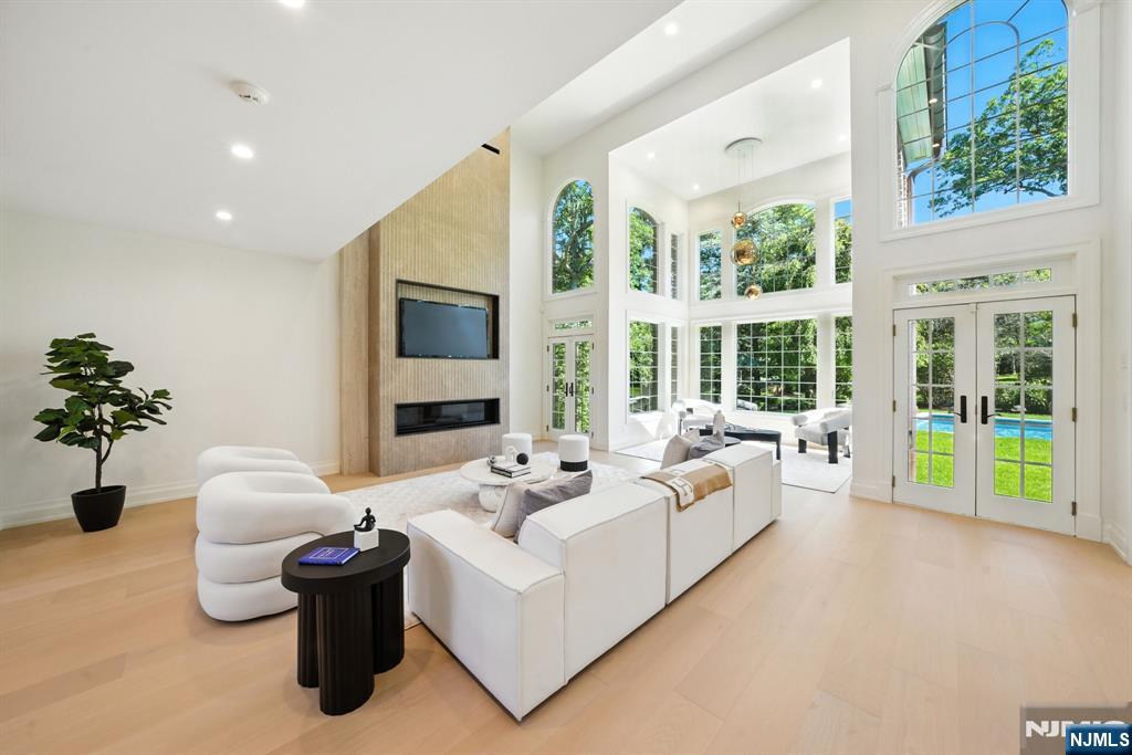 Tenafly, New Jersey, 07670, United States, 6 Bedrooms Bedrooms, ,7 BathroomsBathrooms,Residential,Active,1927680