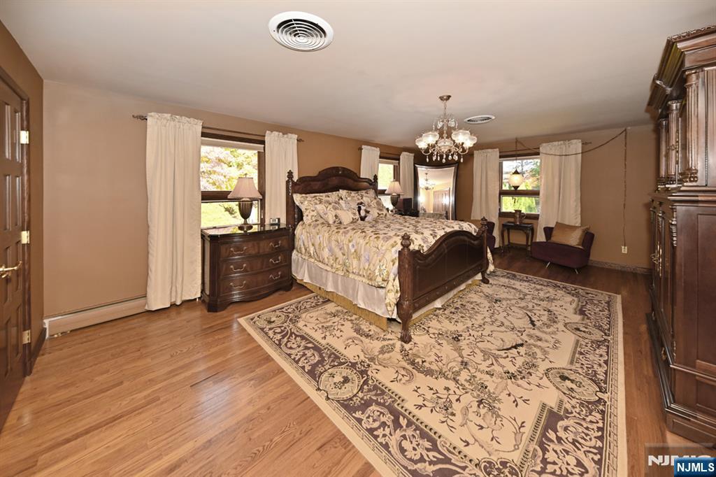 Paramus, New Jersey, 07652, United States, 4 Bedrooms Bedrooms, ,6 BathroomsBathrooms,Residential,Active,1990037