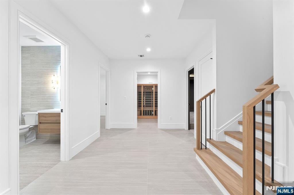 Paramus, New Jersey, 07652, United States, 6 Bedrooms Bedrooms, ,7 BathroomsBathrooms,Residential,Active,1968119