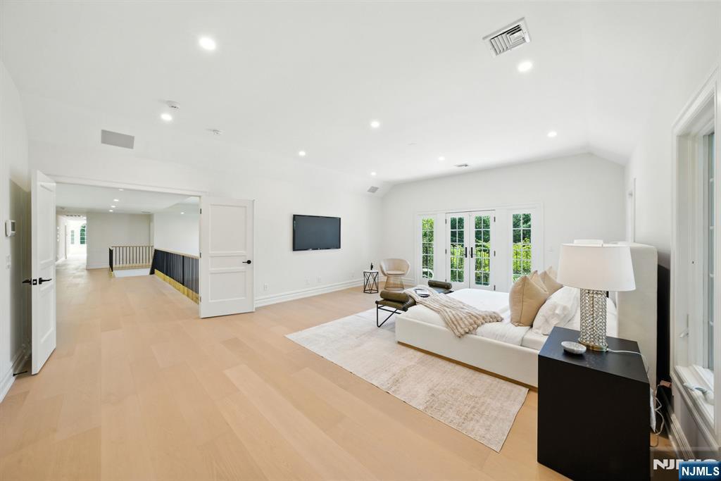Tenafly, New Jersey, 07670, United States, 6 Bedrooms Bedrooms, ,7 BathroomsBathrooms,Residential,Active,1927680