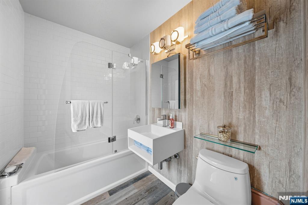 Tenafly, New Jersey, 07670, United States, 5 Bedrooms Bedrooms, ,7 BathroomsBathrooms,Residential,Active,1963399