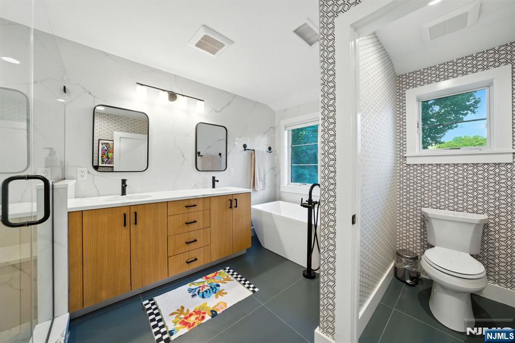 Cresskill, New Jersey, 07626, United States, 5 Bedrooms Bedrooms, ,5 BathroomsBathrooms,Residential,Active,1929433