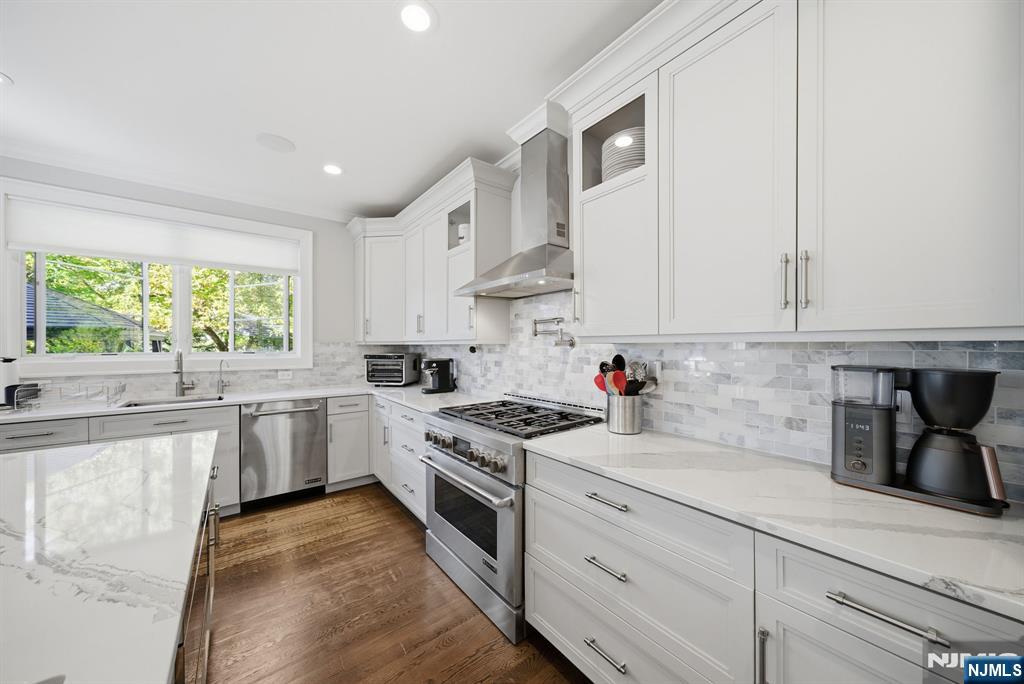 Tenafly, New Jersey, 07670, United States, 5 Bedrooms Bedrooms, ,5 BathroomsBathrooms,Residential,Active,1970990