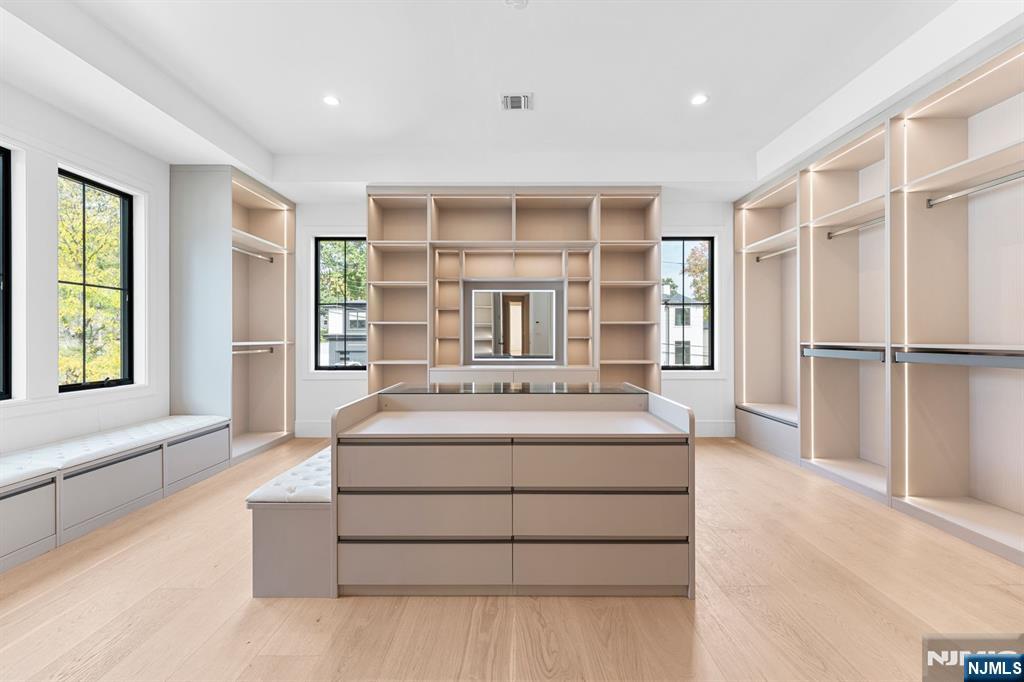 Paramus, New Jersey, 07652, United States, 6 Bedrooms Bedrooms, ,7 BathroomsBathrooms,Residential,Active,2008255