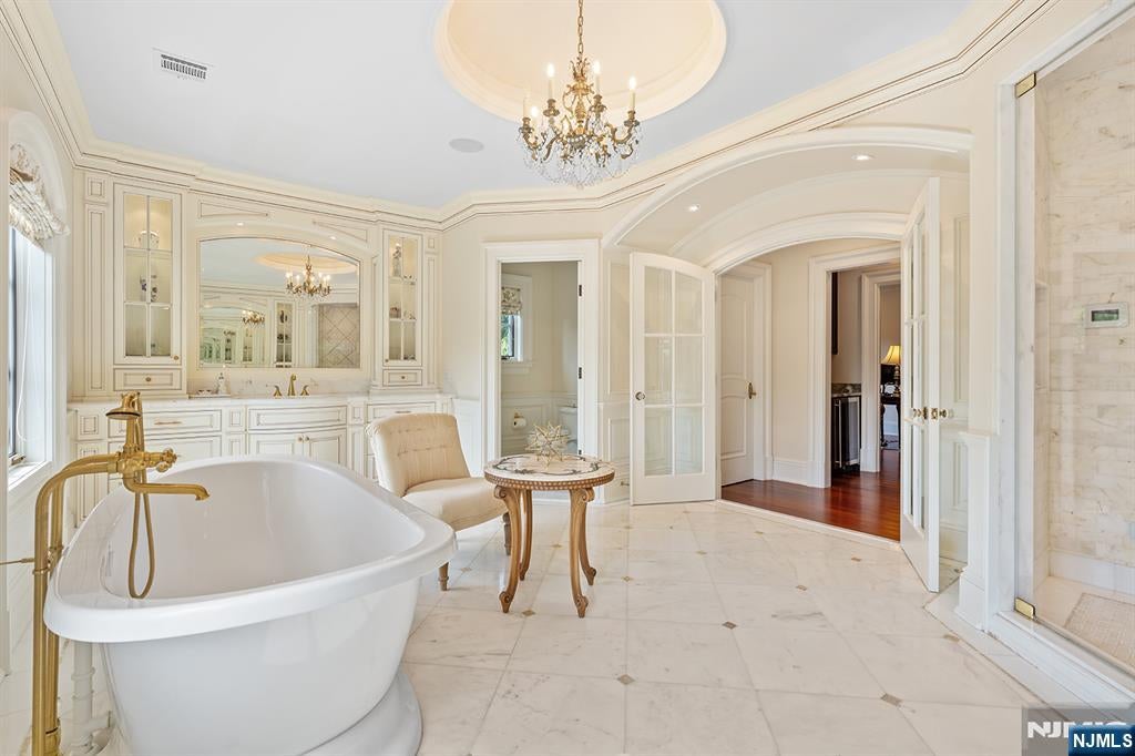 Upper Saddle River, New Jersey, 07458, United States, 6 Bedrooms Bedrooms, ,7 BathroomsBathrooms,Residential,Active,2045761