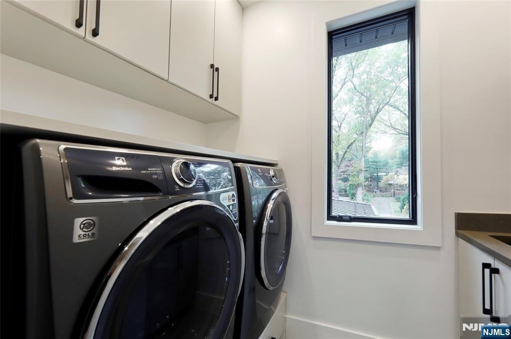 Tenafly, New Jersey, 07670, United States, 6 Bedrooms Bedrooms, ,7 BathroomsBathrooms,Residential,Active,1952304