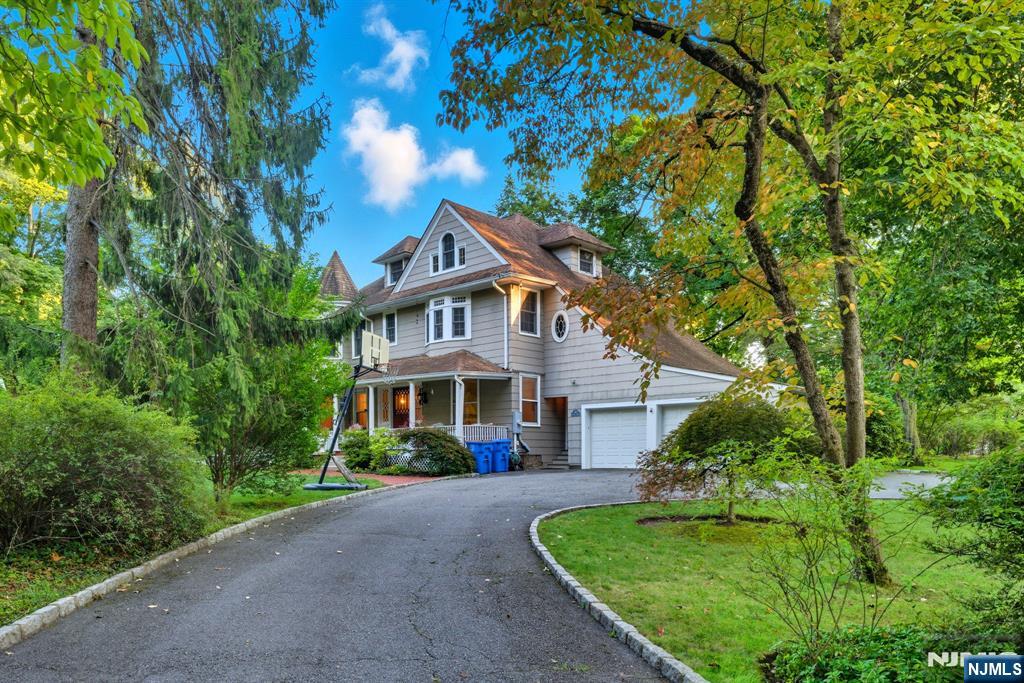 Tenafly, New Jersey, 07670, United States, 6 Bedrooms Bedrooms, ,4 BathroomsBathrooms,Residential,Active,1945075