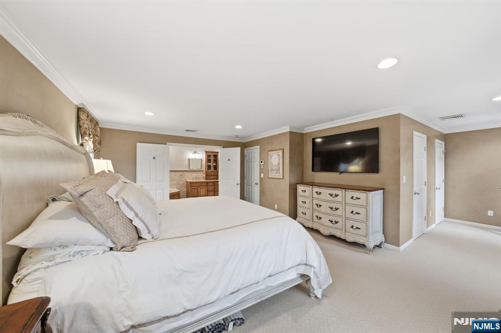 Tenafly, New Jersey, 07670, United States, 6 Bedrooms Bedrooms, ,4 BathroomsBathrooms,Residential,Pending,2007021