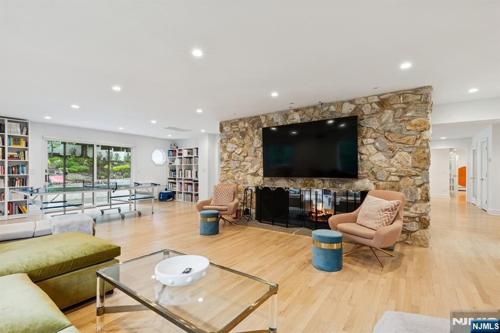 Cresskill, New Jersey, 07626, United States, 8 Bedrooms Bedrooms, ,5 BathroomsBathrooms,Residential,Active,1831840