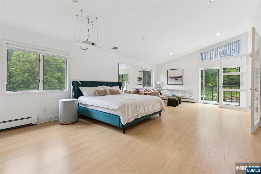 Cresskill, New Jersey, 07626, United States, 8 Bedrooms Bedrooms, ,5 BathroomsBathrooms,Residential,Active,1831840