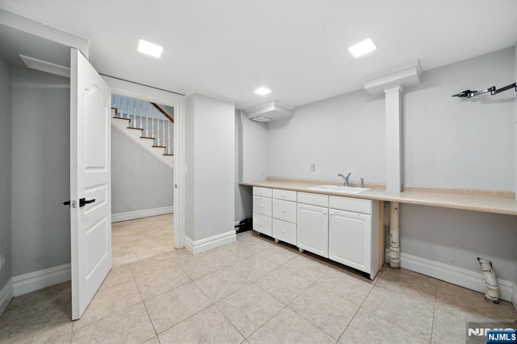 Tenafly, New Jersey, 07670, United States, 7 Bedrooms Bedrooms, ,9 BathroomsBathrooms,Residential,Active,1919077