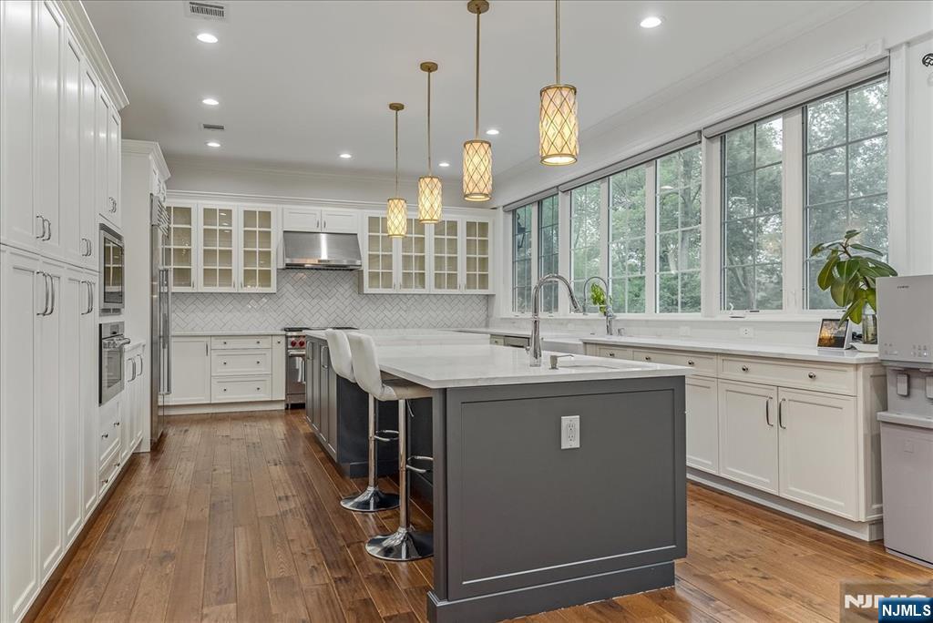 Upper Saddle River, New Jersey, 07458, United States, 4 Bedrooms Bedrooms, ,5 BathroomsBathrooms,Residential,Active,1964462