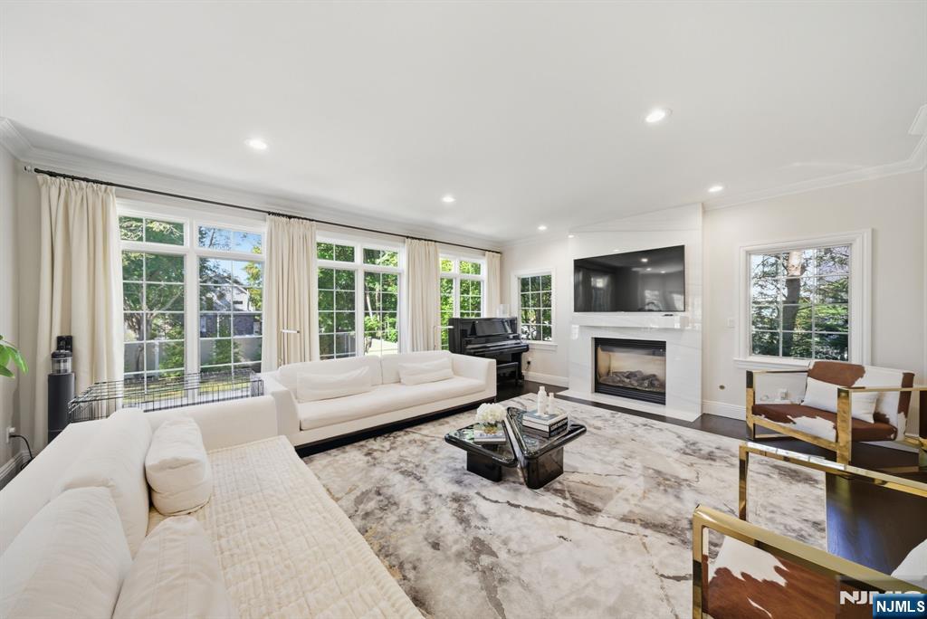 Tenafly, New Jersey, 07670, United States, 5 Bedrooms Bedrooms, ,5 BathroomsBathrooms,Residential,Active,1963283