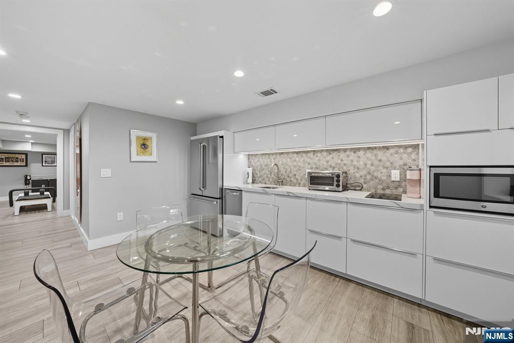 Tenafly, New Jersey, 07670, United States, 5 Bedrooms Bedrooms, ,7 BathroomsBathrooms,Residential,Active,1963399