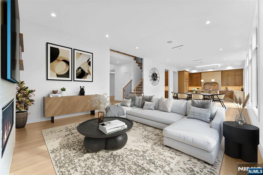 Paramus, New Jersey, 07652, United States, 6 Bedrooms Bedrooms, ,7 BathroomsBathrooms,Residential,Active,2008255