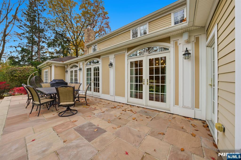 Tenafly, New Jersey, 07670, United States, 6 Bedrooms Bedrooms, ,4 BathroomsBathrooms,Residential,Pending,2007021