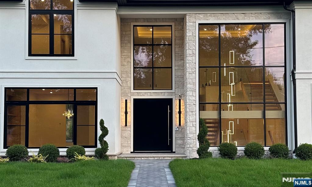 Englewood Cliffs, New Jersey, 07632, United States, 7 Bedrooms Bedrooms, ,8 BathroomsBathrooms,Residential,Active,1952040