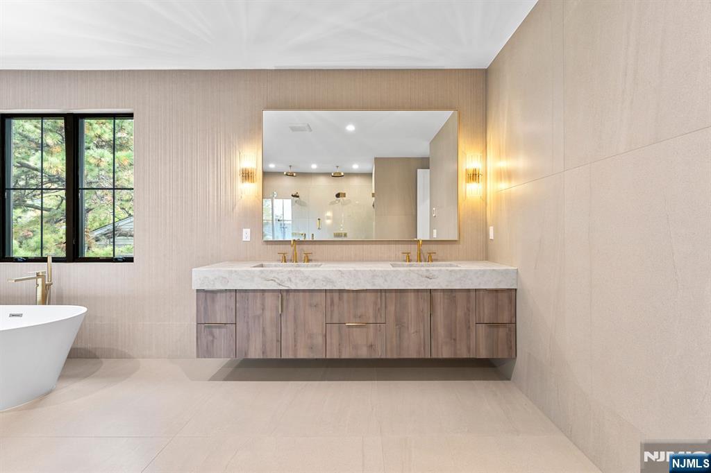 Paramus, New Jersey, 07652, United States, 6 Bedrooms Bedrooms, ,7 BathroomsBathrooms,Residential,Active,2008255