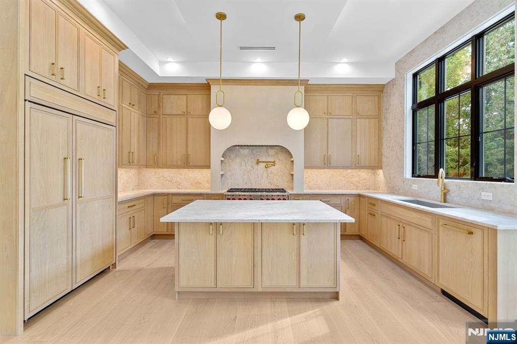 Paramus, New Jersey, 07652, United States, 6 Bedrooms Bedrooms, ,7 BathroomsBathrooms,Residential,Active,1968119