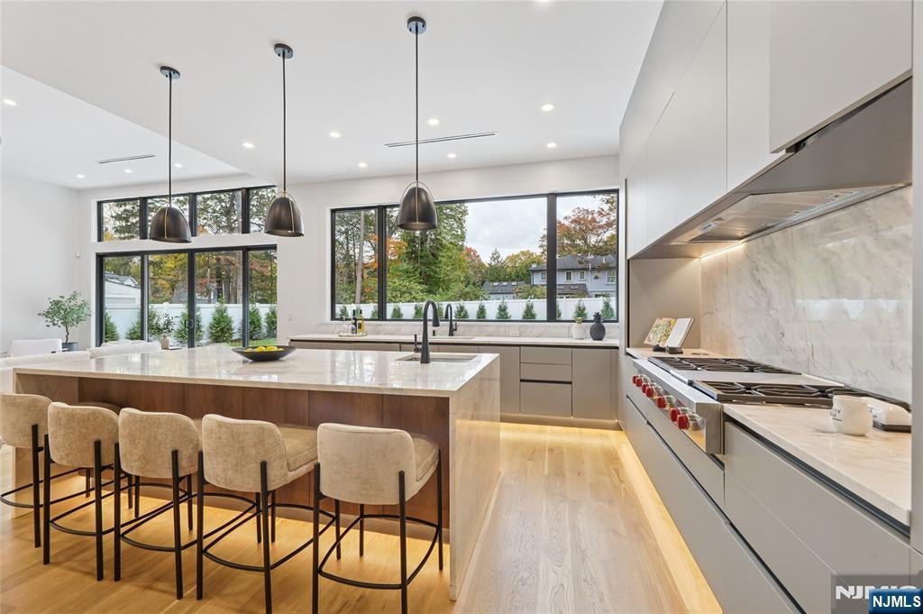 Tenafly, New Jersey, 07670, United States, 6 Bedrooms Bedrooms, ,7 BathroomsBathrooms,Residential,Active,1952304