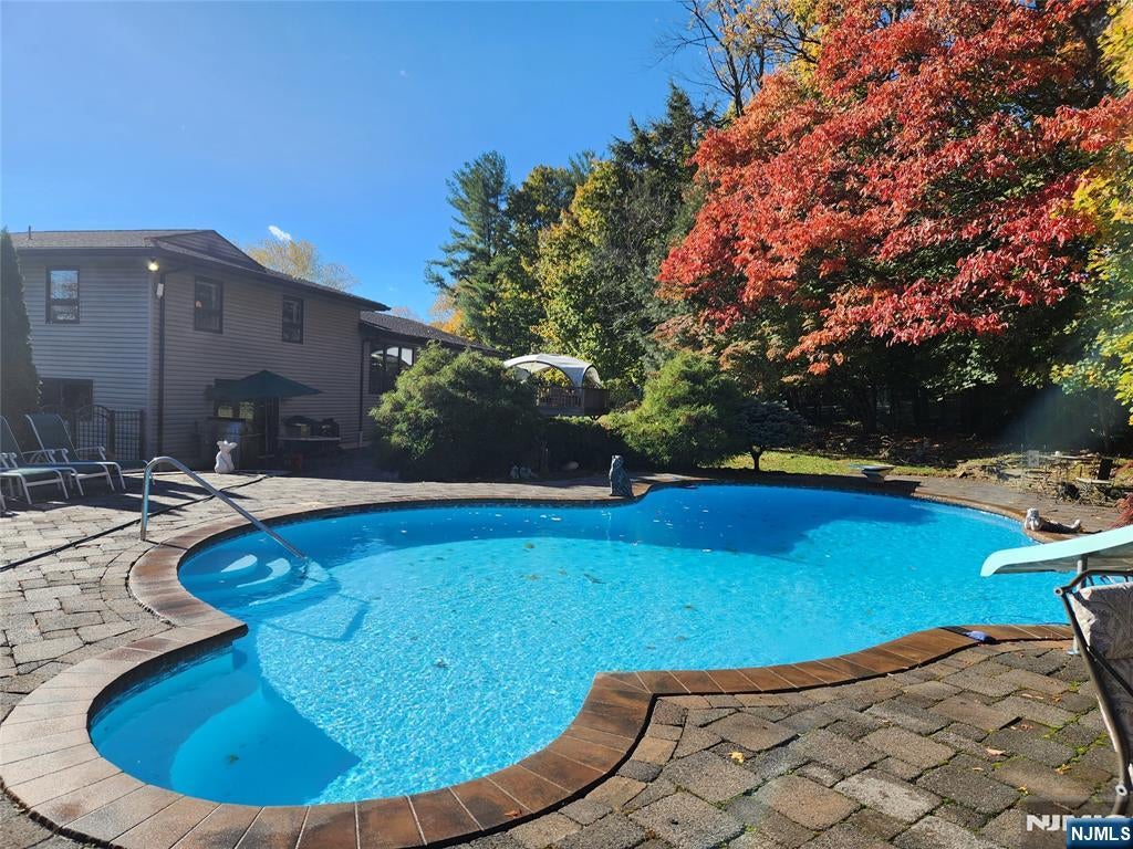 Paramus, New Jersey, 07652, United States, 4 Bedrooms Bedrooms, ,6 BathroomsBathrooms,Residential,Active,1990037