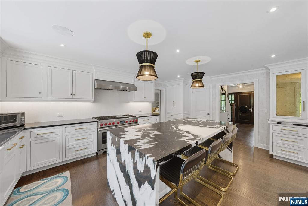 Tenafly, New Jersey, 07670, United States, 5 Bedrooms Bedrooms, ,7 BathroomsBathrooms,Residential,Active,1963399