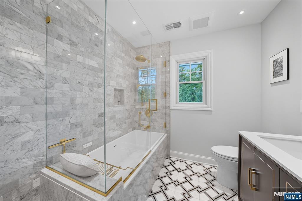 Tenafly, New Jersey, 07670, United States, 5 Bedrooms Bedrooms, ,7 BathroomsBathrooms,Residential,Active,1963399