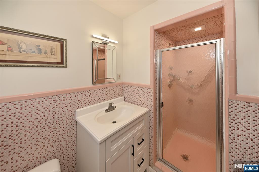 Paramus, New Jersey, 07652, United States, 4 Bedrooms Bedrooms, ,6 BathroomsBathrooms,Residential,Active,1990037